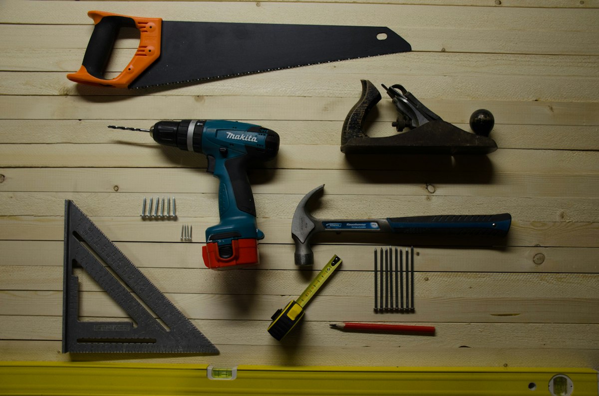 Outils de charpenterie sur établi de bois